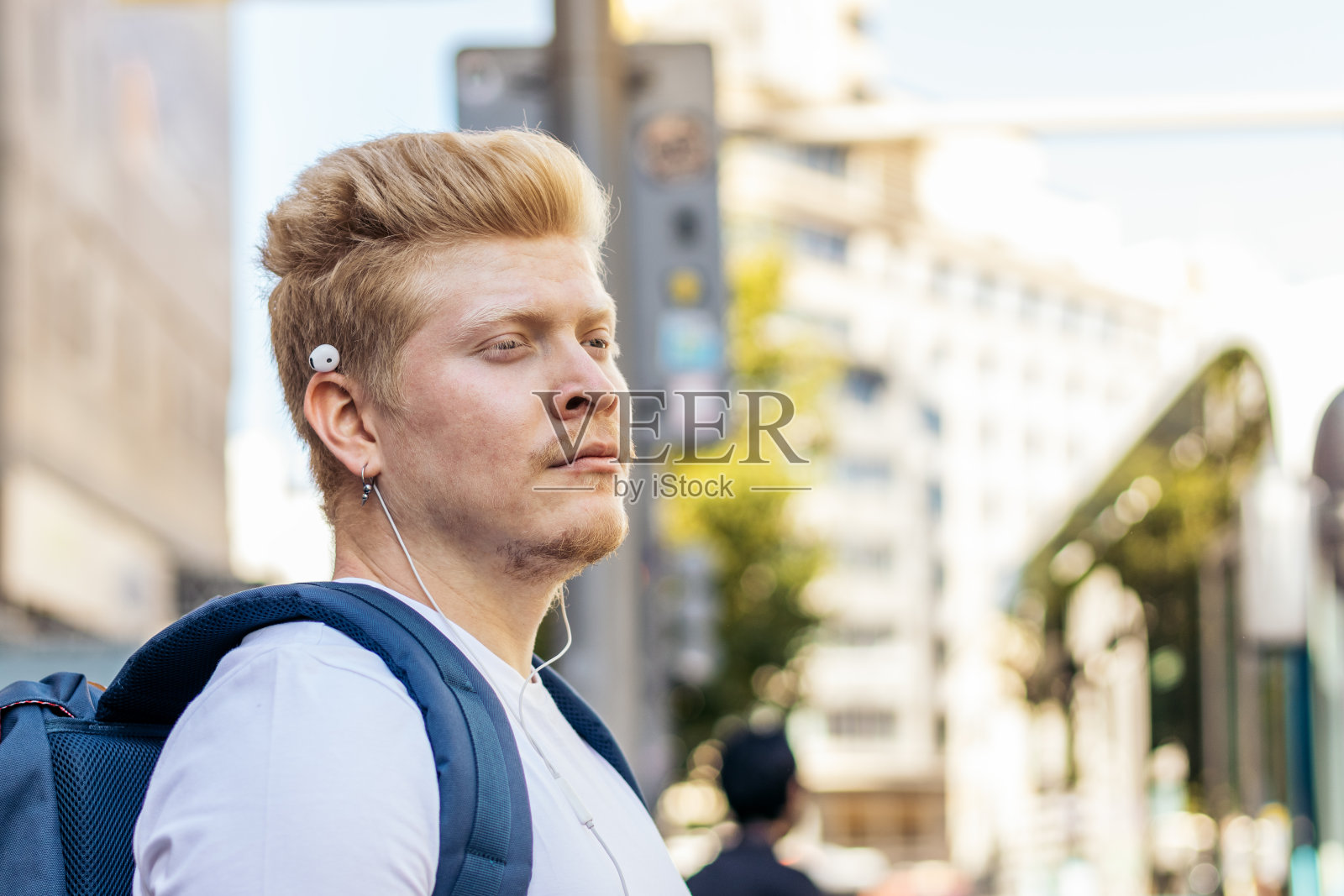 城市街道上的拉丁白化病人特写。照片摄影图片