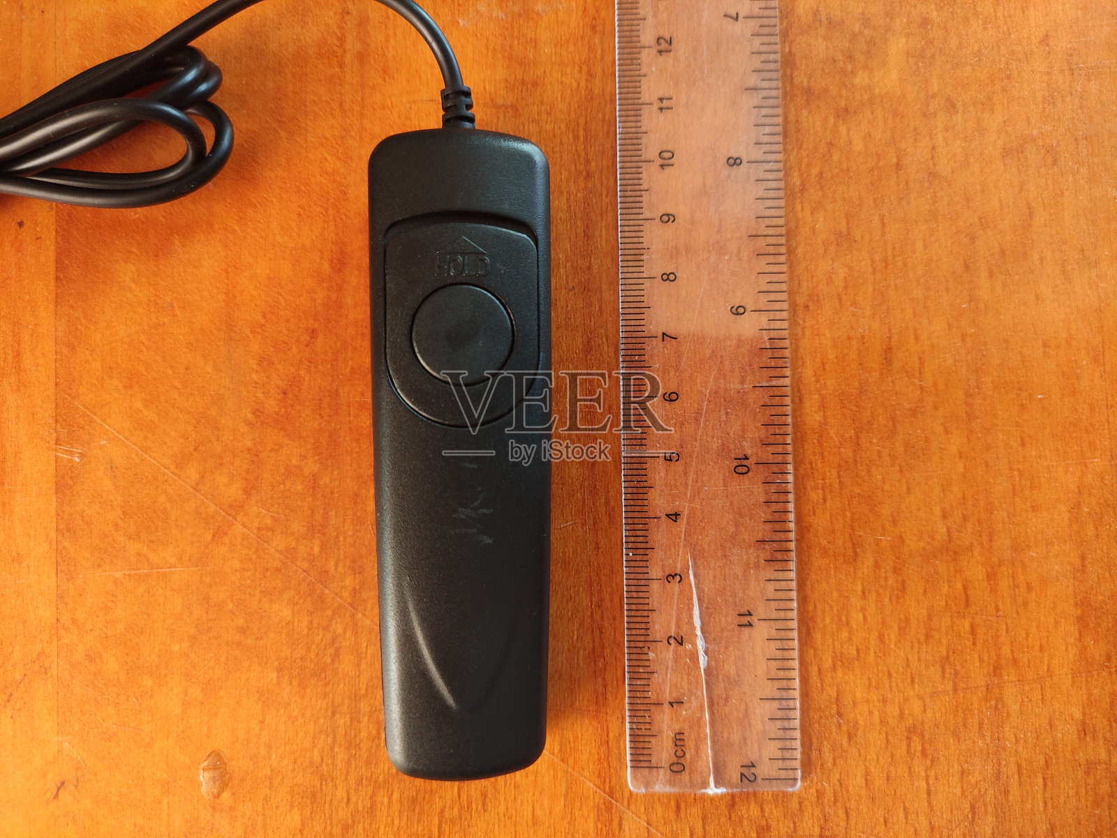 有线遥控器将摄像机控制在木制背景和尺子附近照片摄影图片