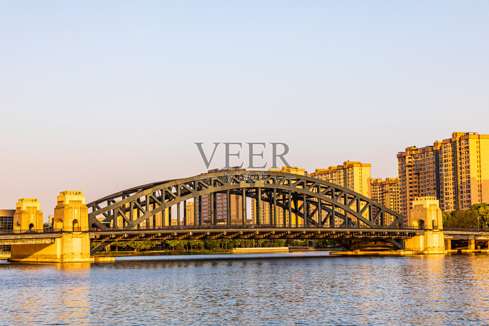 城市里河流上的桥梁照片摄影图片