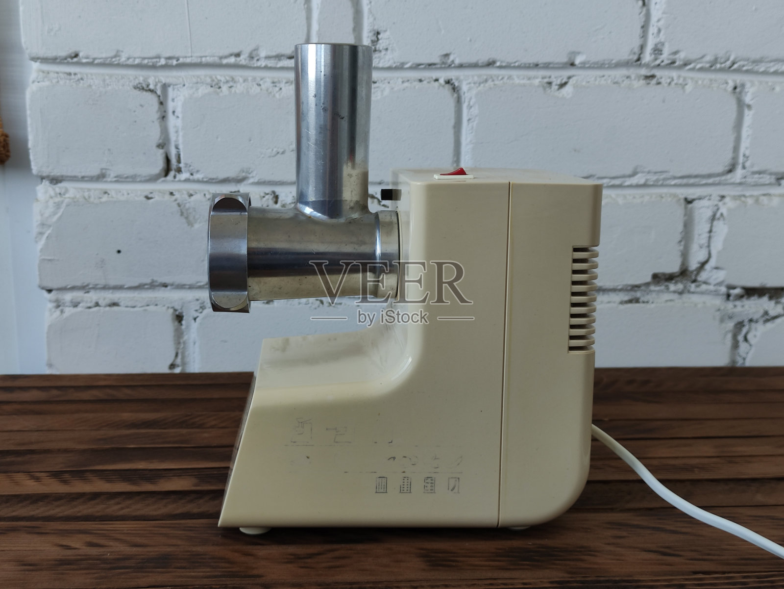 木制桌子上的电动绞肉机照片摄影图片