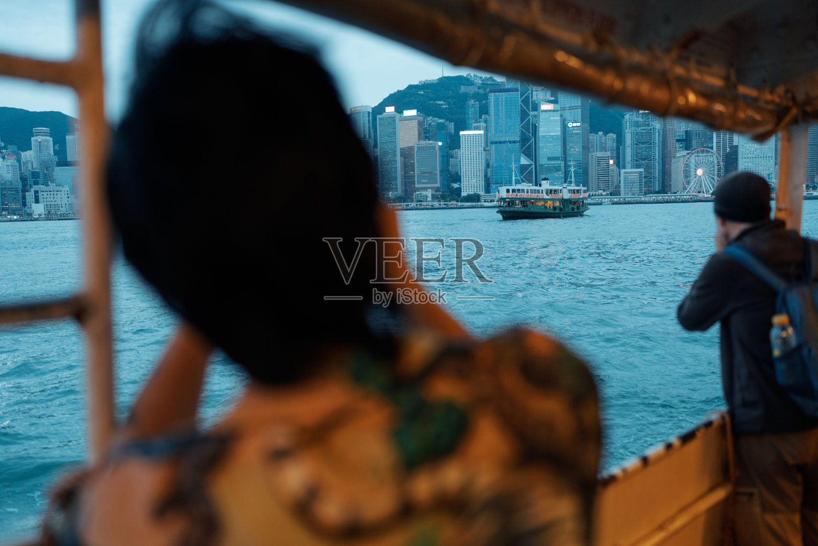 乘渡轮旅行的年轻男性游客照片摄影图片