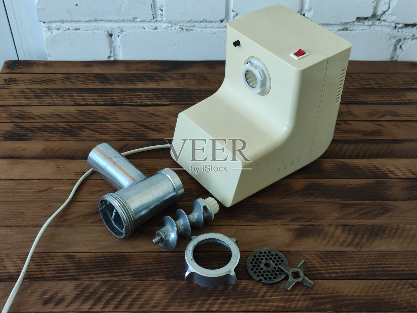 在木桌上拆卸电动绞肉机照片摄影图片