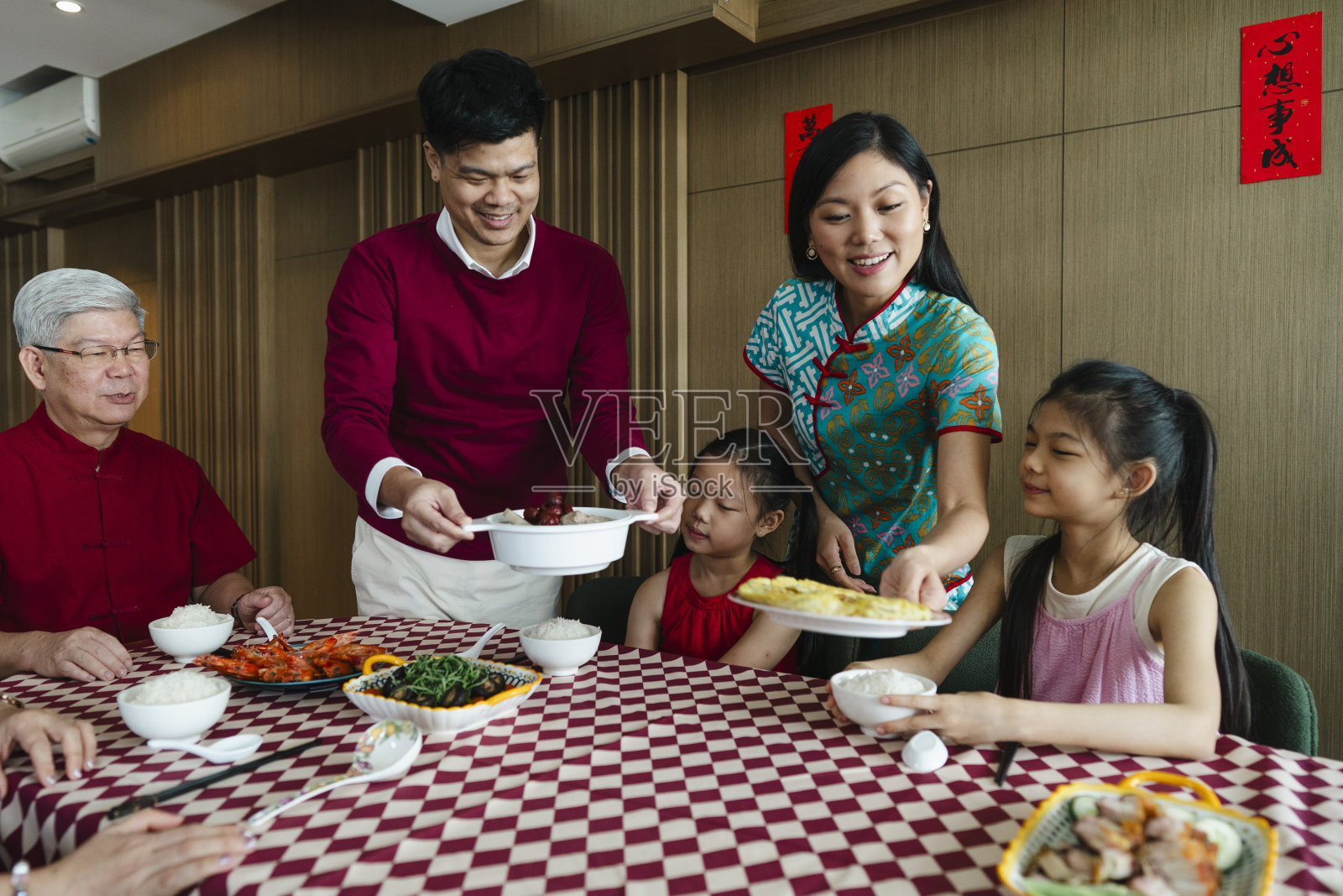 新加坡华人家庭正在为春节团圆饭摆桌子照片摄影图片