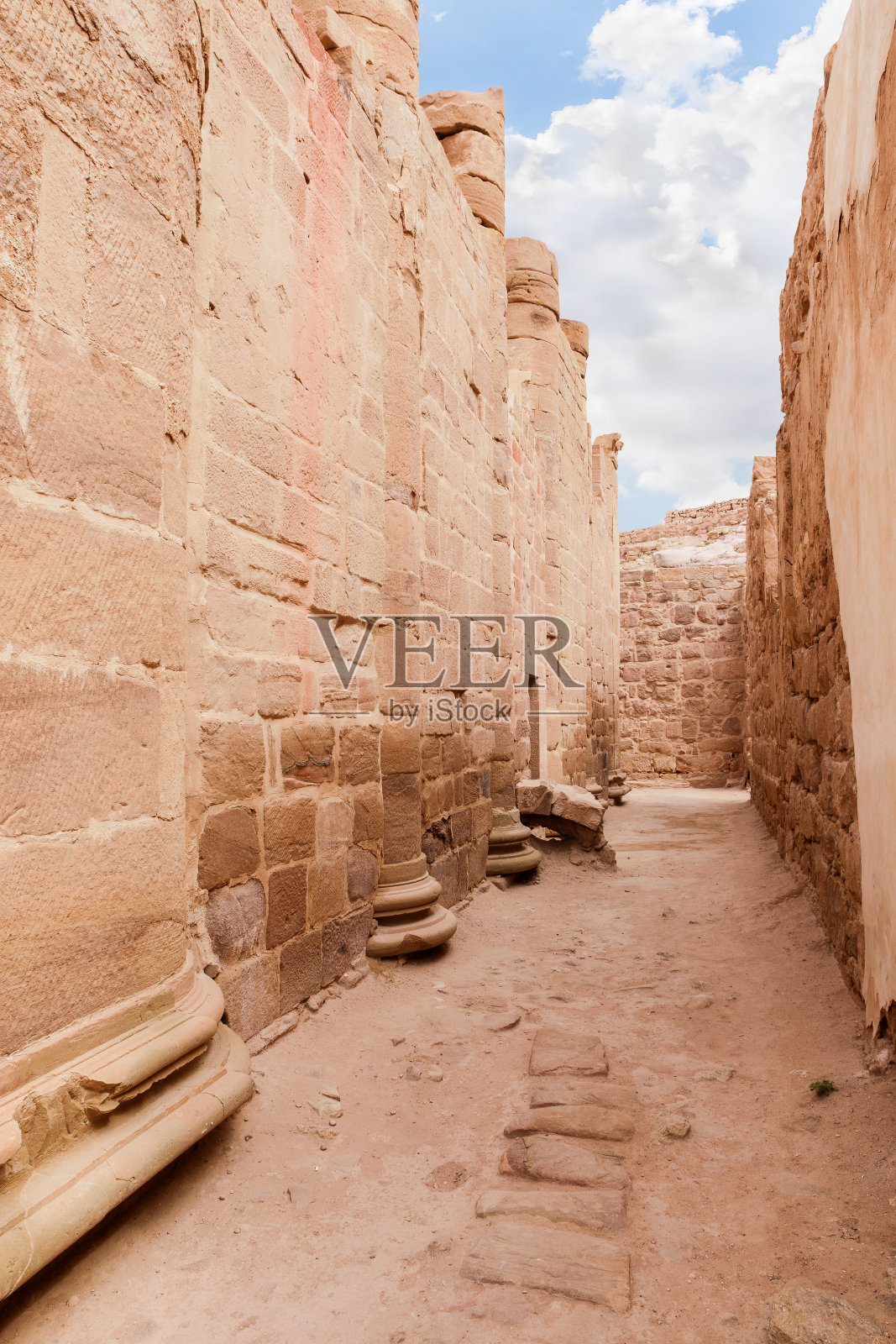 约旦瓦迪穆萨市佩特拉古城罗马时期的狭窄街道照片摄影图片