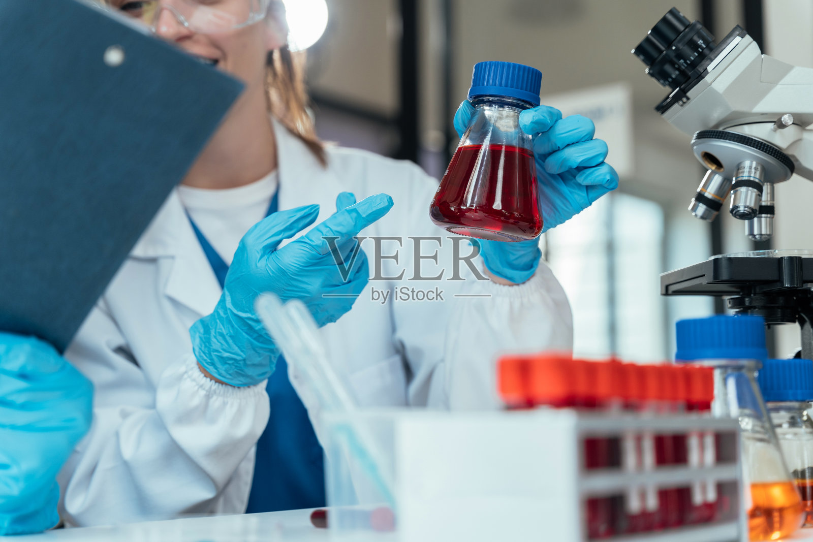 科学家使用移液管和试管工作。生物技术、医学开发和化学、生物化学和实验研究的科学实验室。照片摄影图片