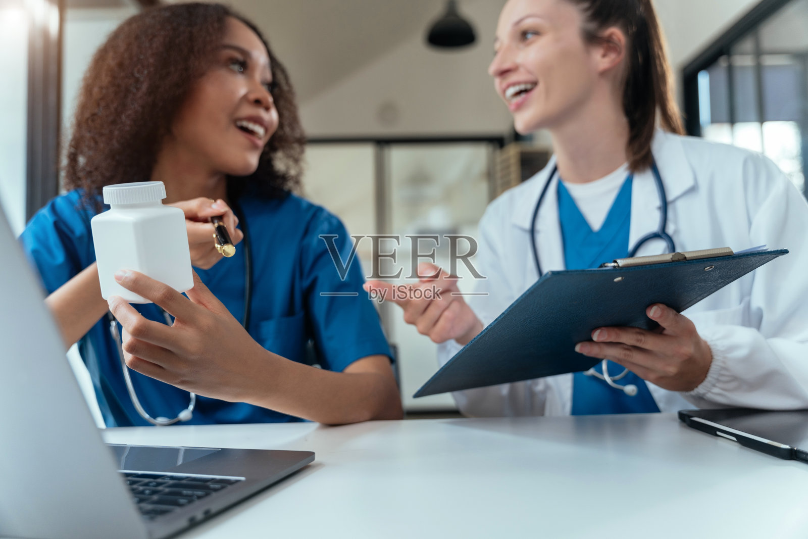 医生团队，在图表上分析患者的血液检查结果和药物使用情况，医疗检查概念。照片摄影图片