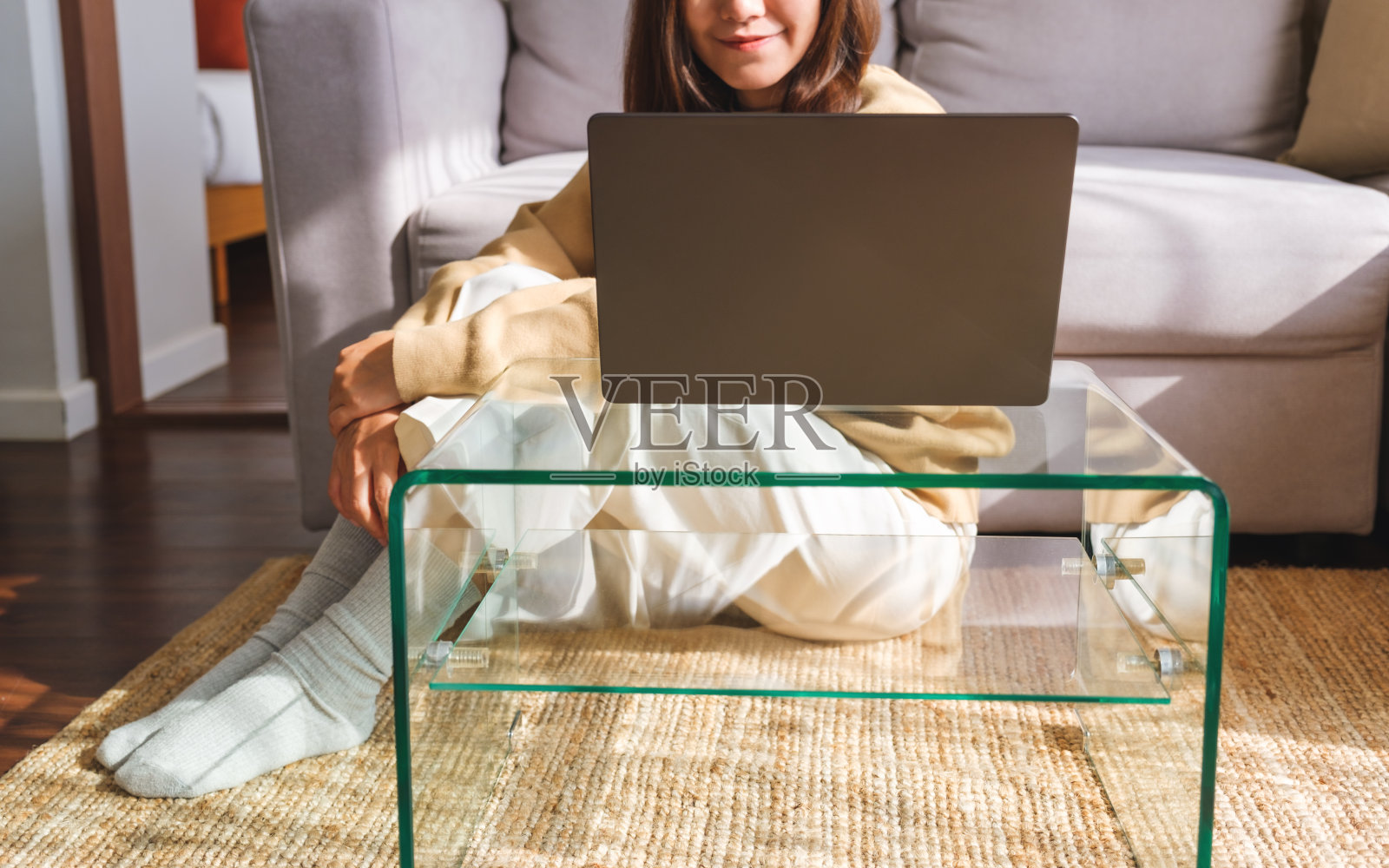 一个年轻女子在家里用笔记本电脑工作的特写照片摄影图片