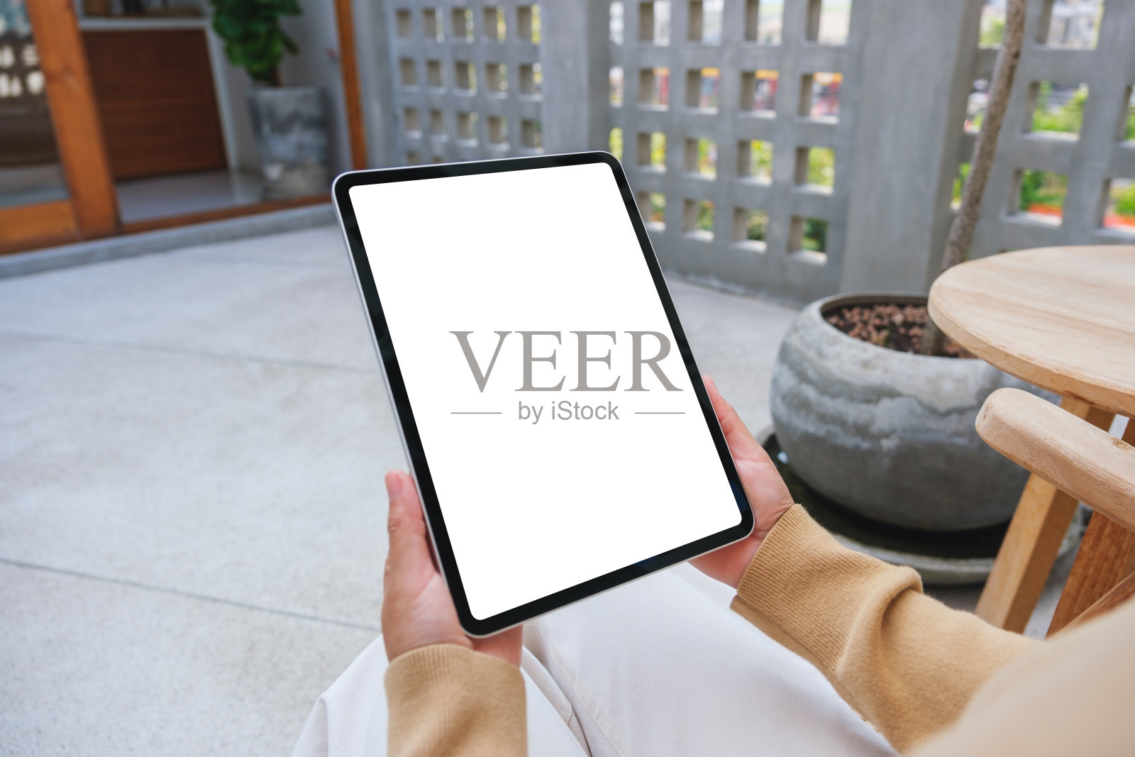 一个女人拿着数字平板电脑的模型图像，桌面屏幕是空白的照片摄影图片