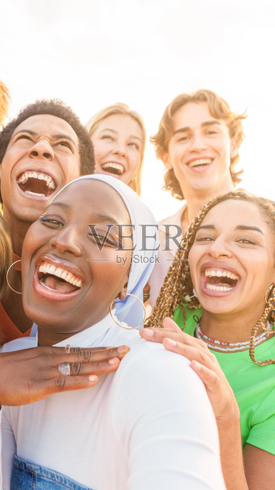 微笑的疯狂多民族人民在日落时分自拍照片摄影图片