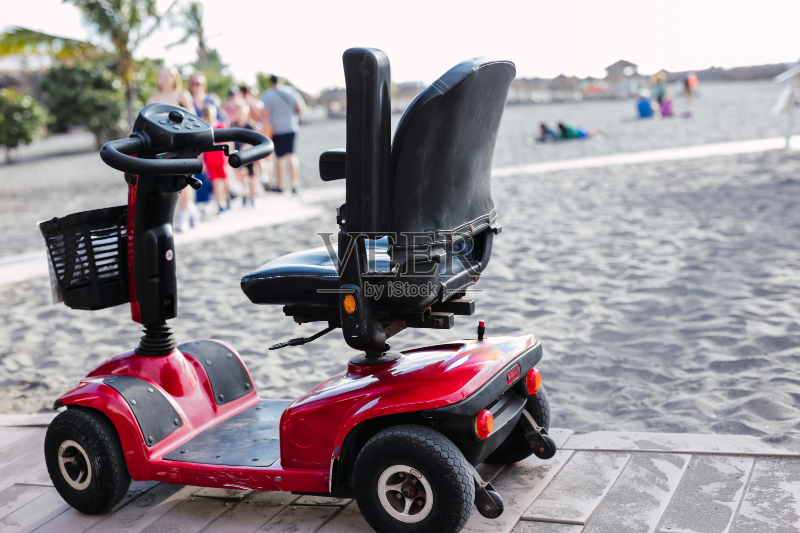 沙滩上的电动滑板车，可持续移动的概念照片摄影图片
