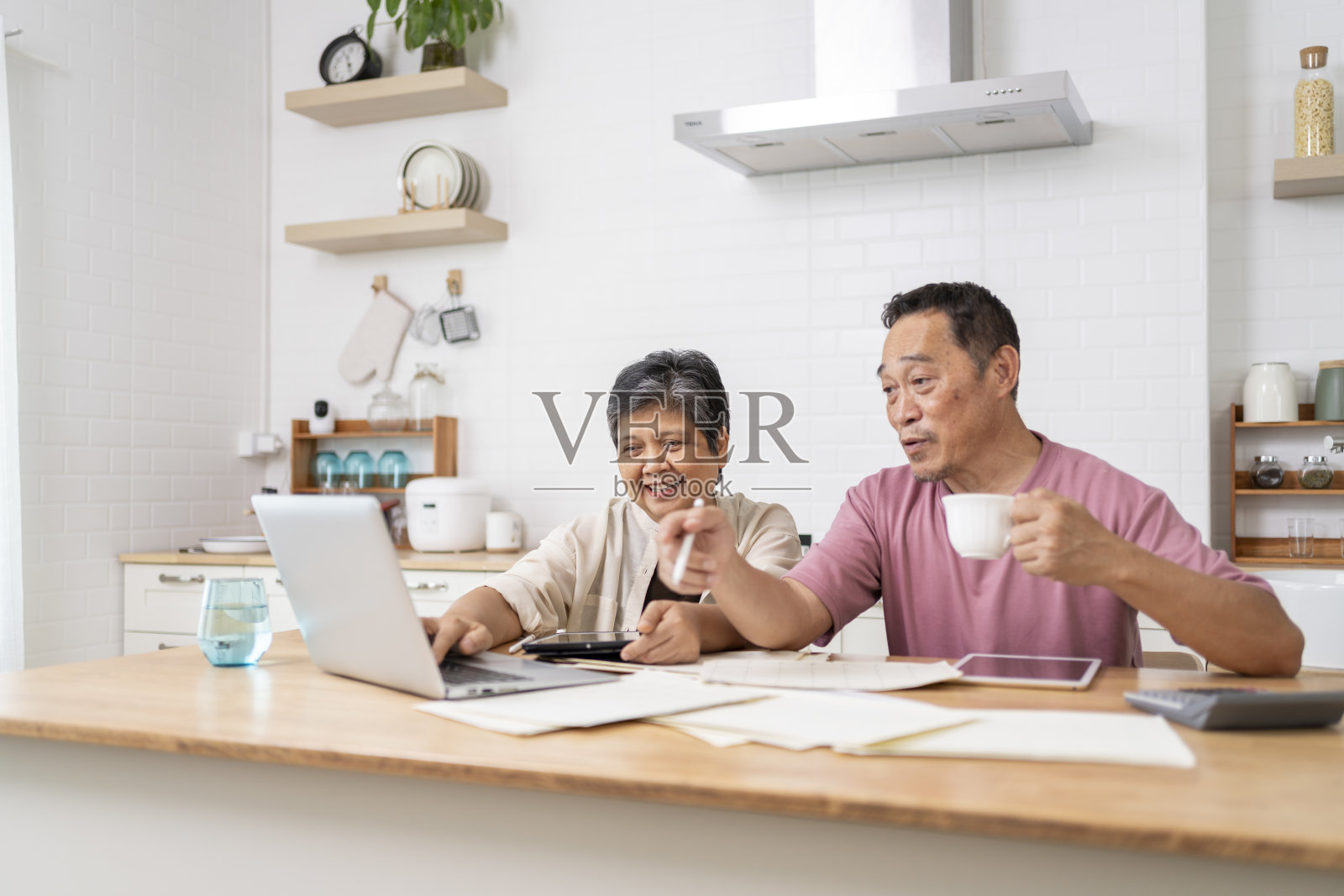 幸福的亚洲老年夫妇使用数字技术设备在家工作照片摄影图片