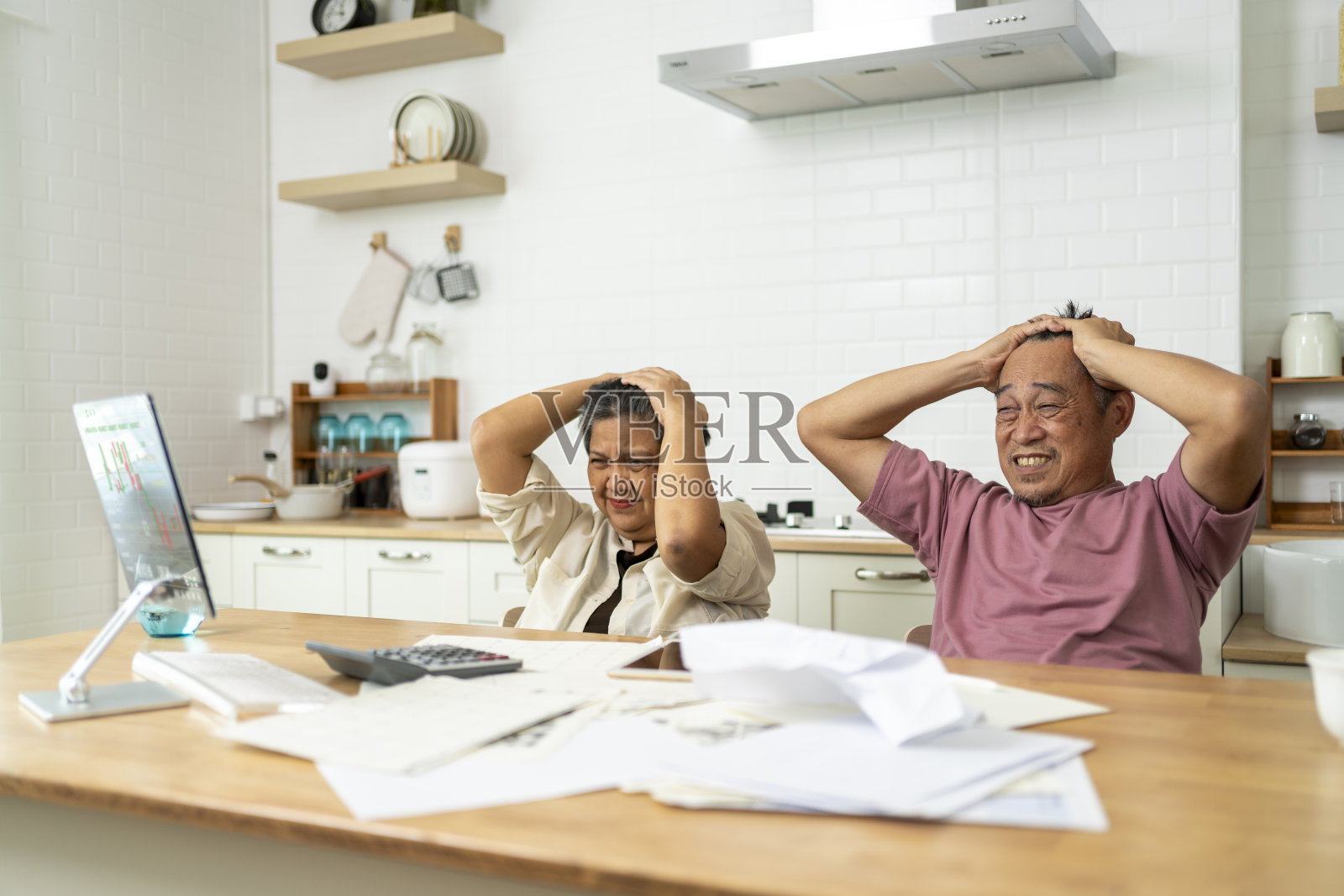 老年夫妇学习新技术，活跃退休后的现代生活照片摄影图片