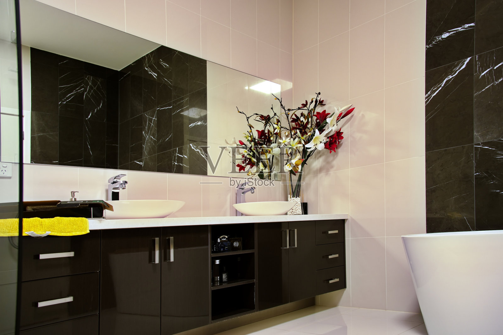 现代浴室的内部照片摄影图片