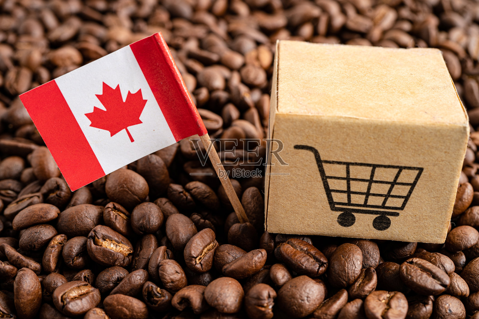 加旗带购物车上咖啡豆，进出口贸易网上商务。照片摄影图片