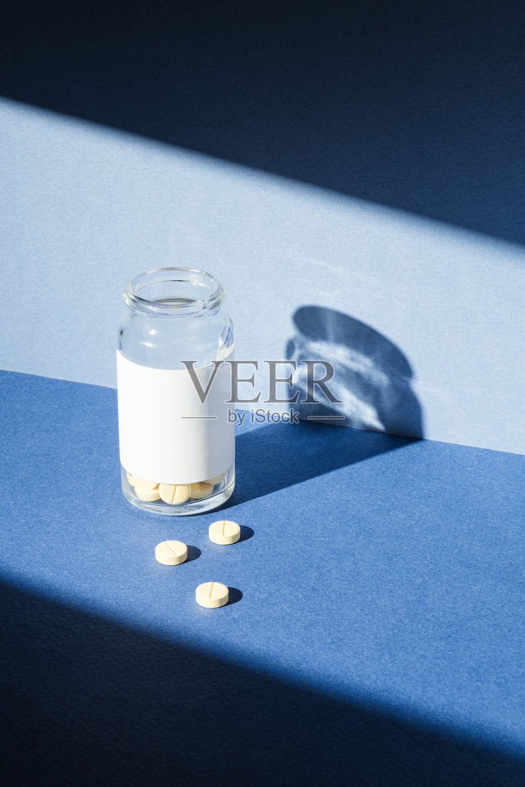 药瓶与空标签模型在蓝色背景照片摄影图片