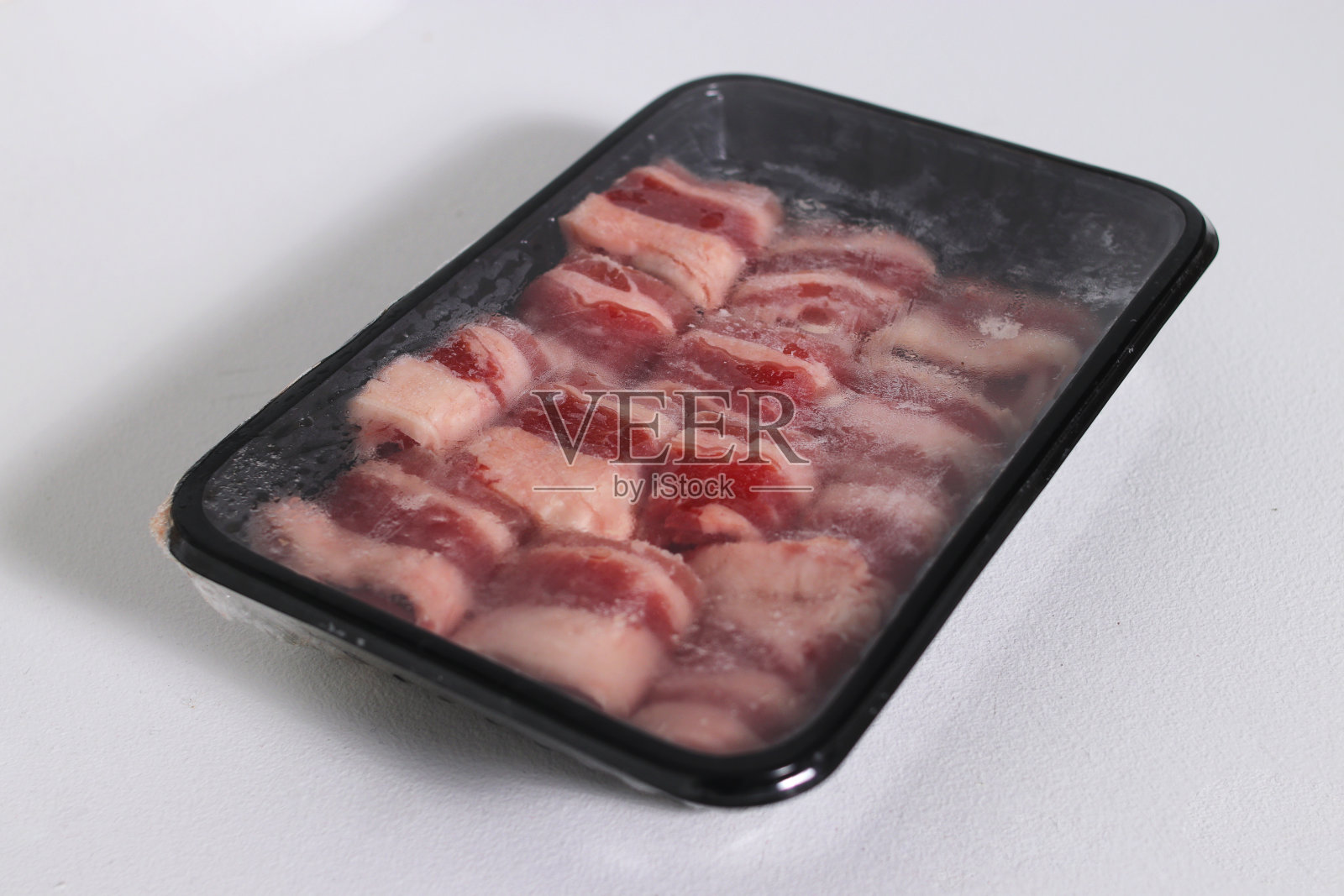 在白色背景上隔离的生牛肉切片照片摄影图片