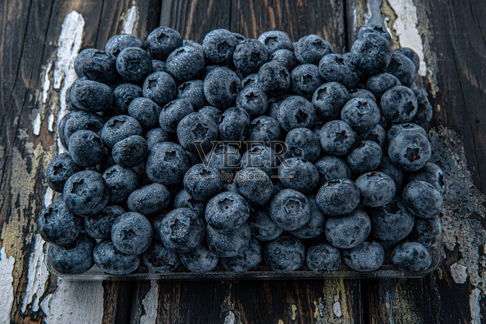新鲜、成熟、多汁的蓝莓，还有水滴。浆果微距镜头照片摄影图片