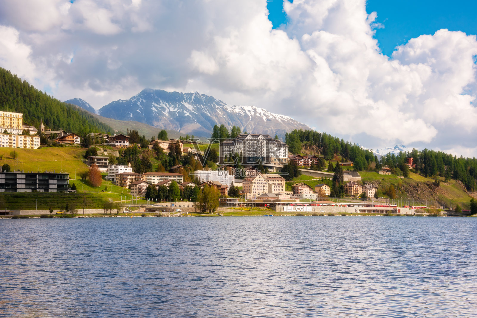 夏天的瑞士圣莫里茨湖照片摄影图片