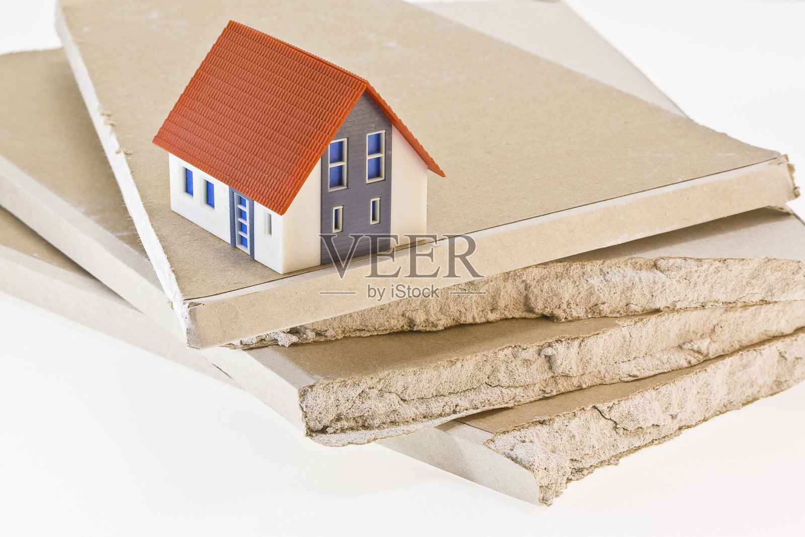 建筑活动和建筑行业的干墙材料-石膏板概念与家庭模型照片摄影图片