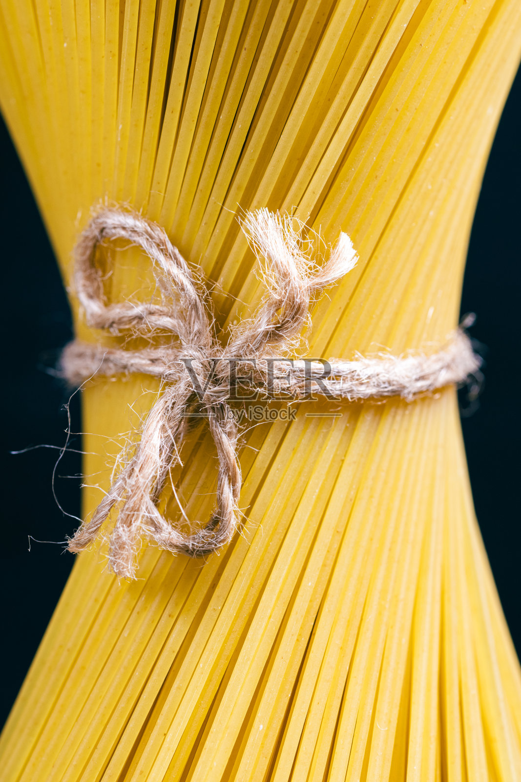 黑色背景上的一堆意大利面。意式烹饪概念。照片摄影图片