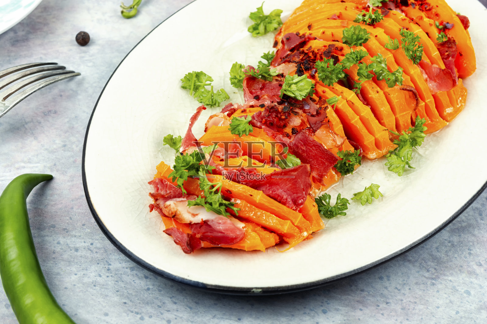 烤南瓜或南瓜加培根。照片摄影图片