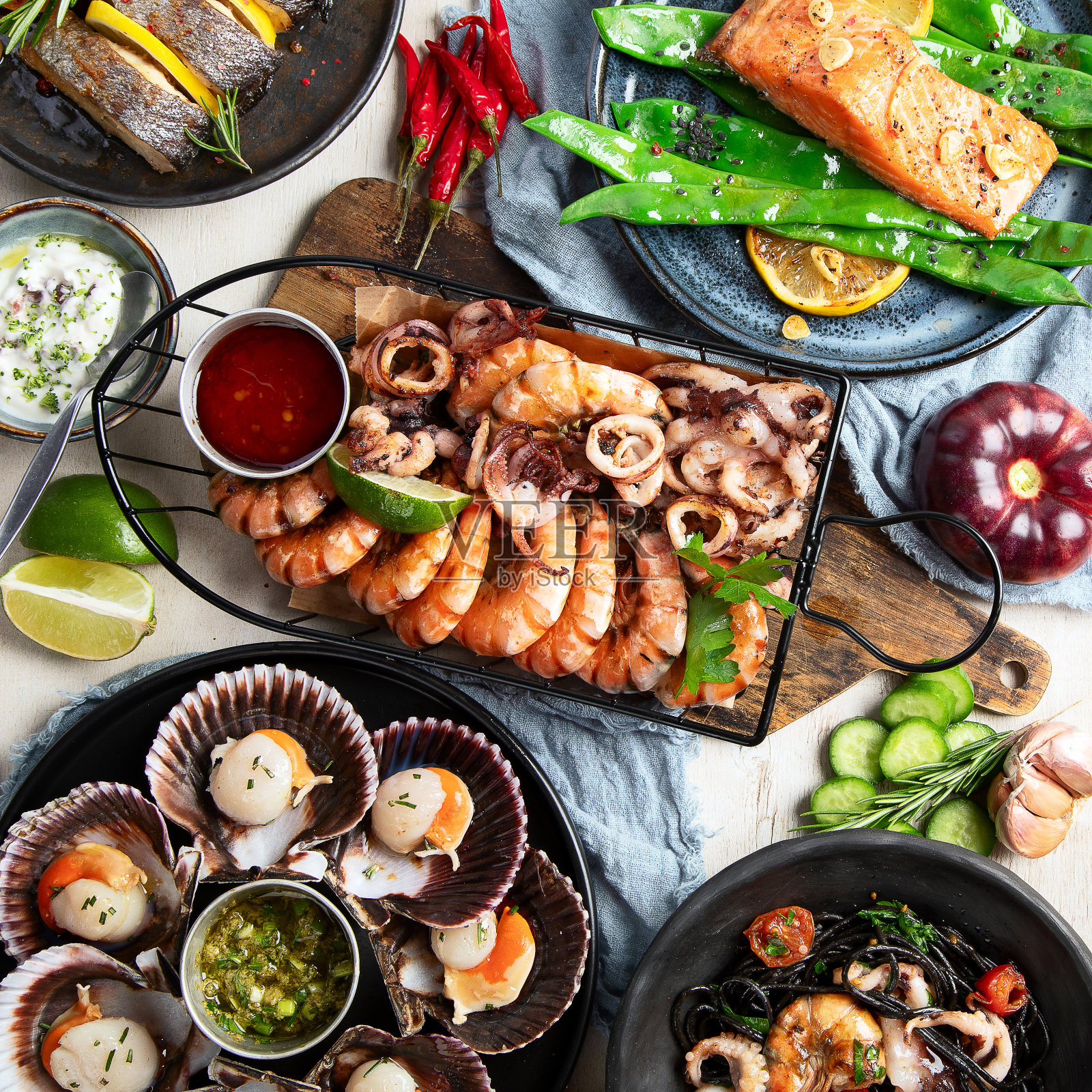 各式各样的鱼类菜肴-章鱼，虾，蟹，海鲜，贻贝，鲑鱼。照片摄影图片