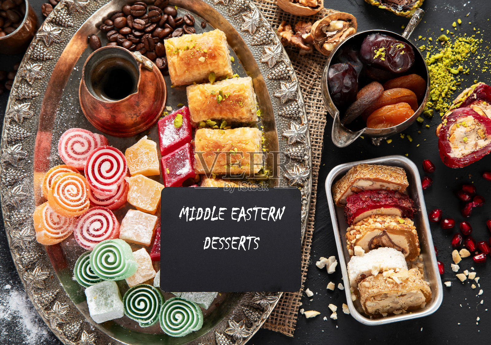 传统的土耳其咖啡和深色背景的土耳其软糖。照片摄影图片