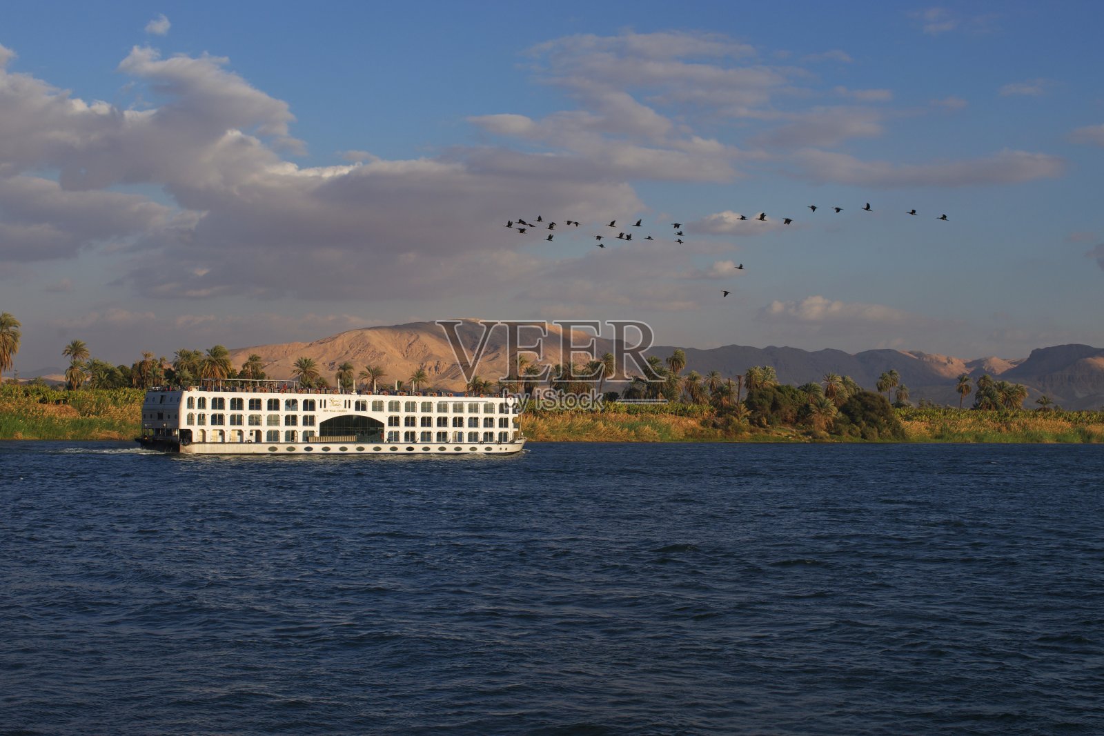 尼罗河上的邮轮照片摄影图片