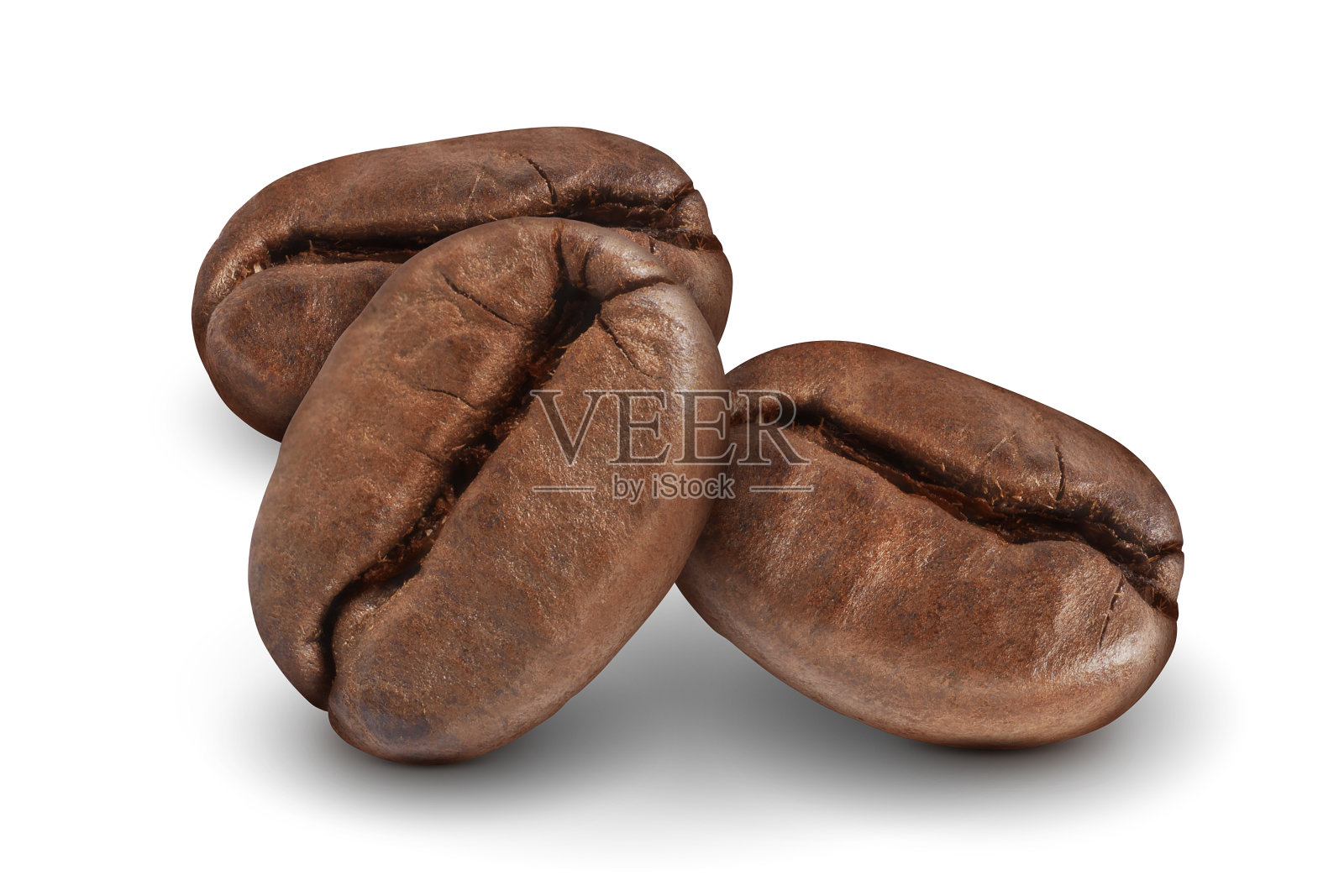 特写:三颗咖啡豆被隔离在白色的背景上。照片摄影图片