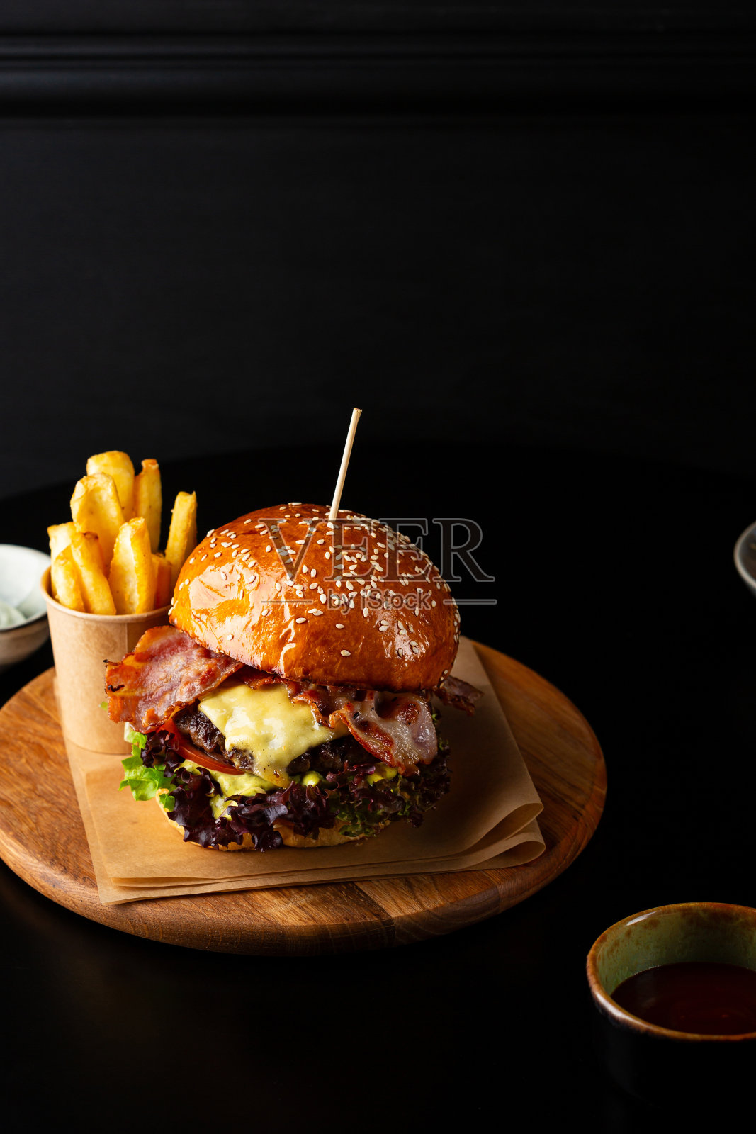 一个有奶酪和培根的美味汉堡照片摄影图片