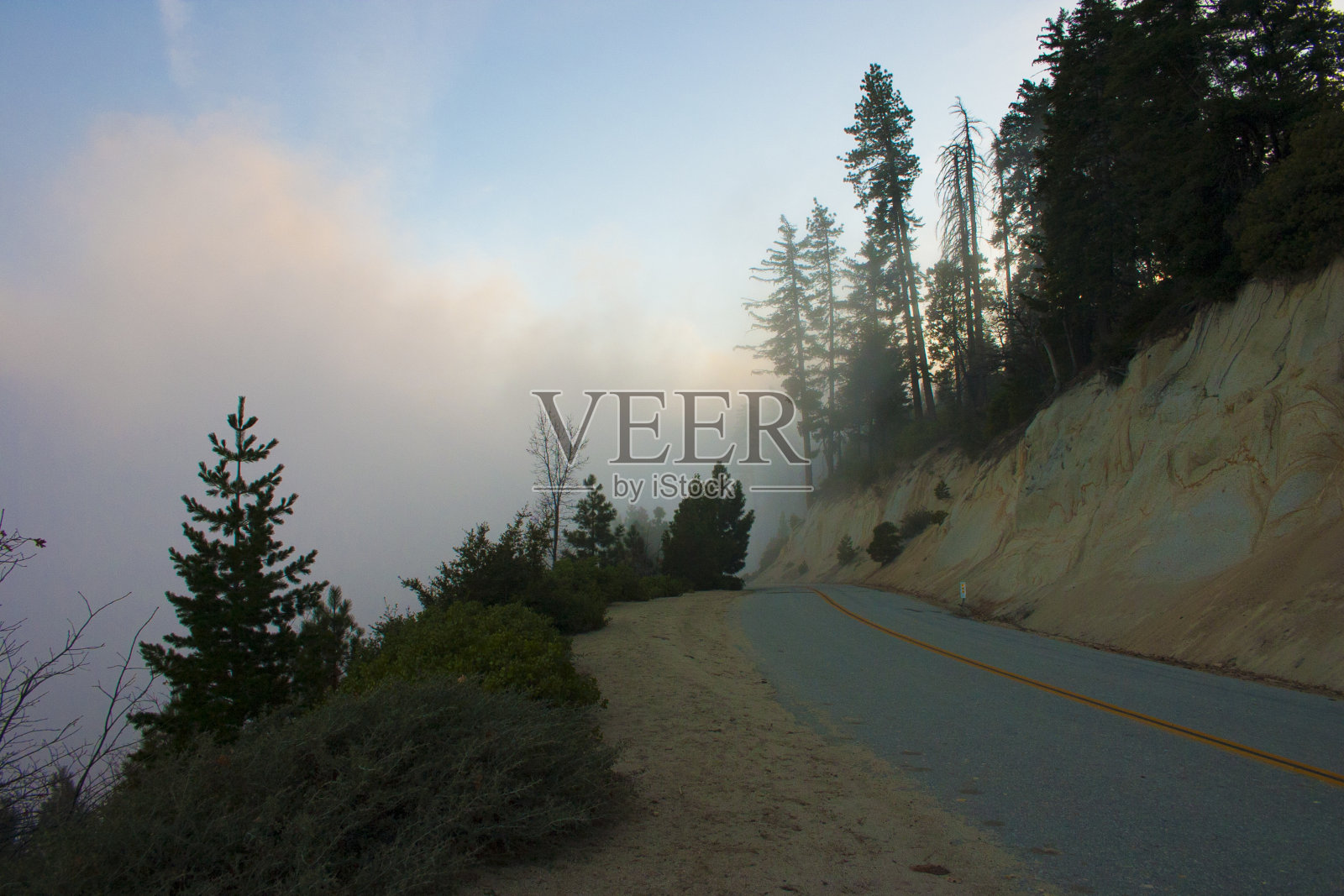 在山顶的云里。内华达山脉是美国西部的一座山脉。照片摄影图片