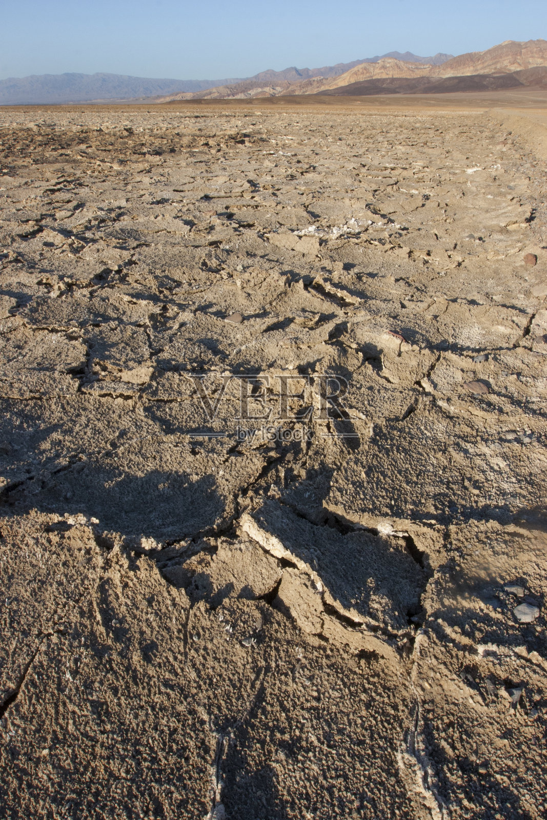 干裂的土地在盐滩，死亡谷，NP, CA照片摄影图片