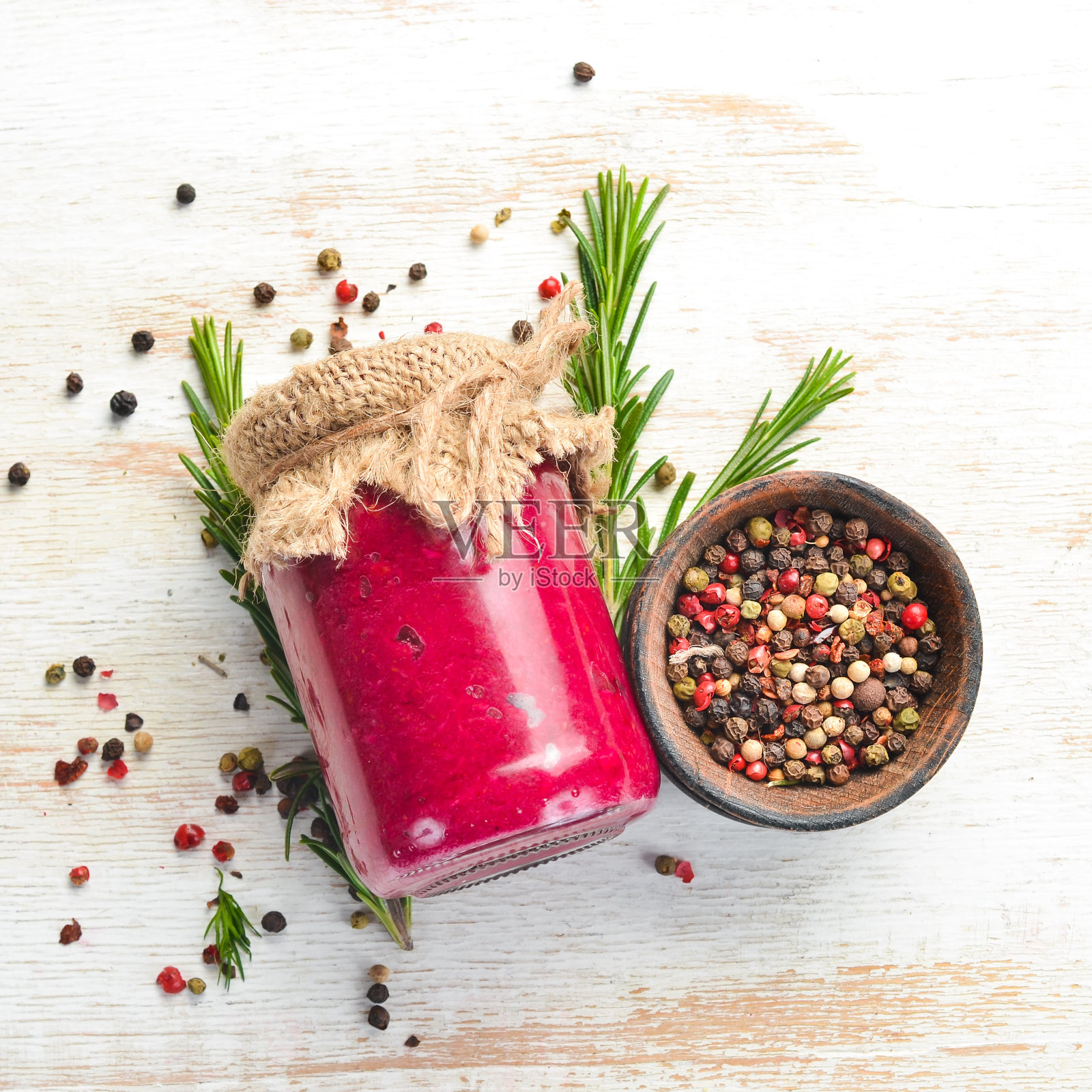 装在玻璃罐里的辣根和甜菜根酱。前视图。照片摄影图片