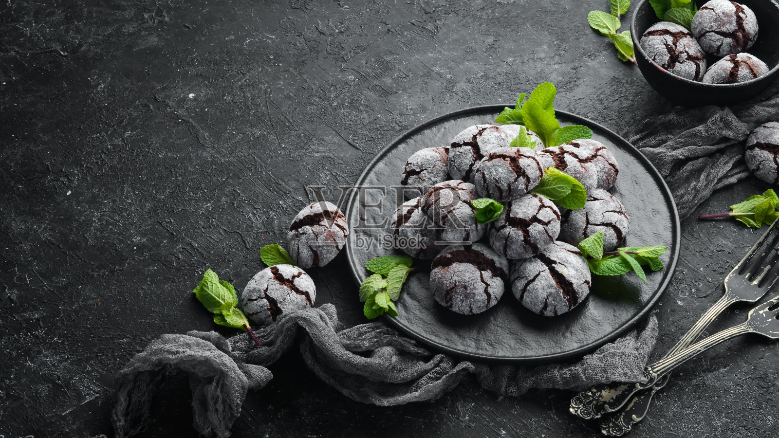 美味的巧克力饼干，薄荷和糖。前视图。照片摄影图片