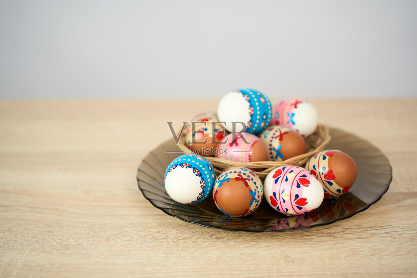 木制桌子上的复活节篮子里有五颜六色的复活节彩蛋照片摄影图片