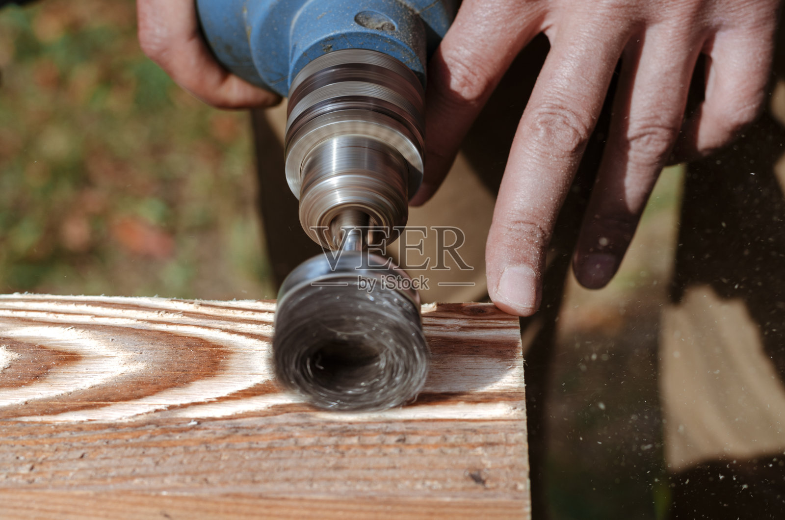 金属丝刷，木工用，在钻头上照片摄影图片