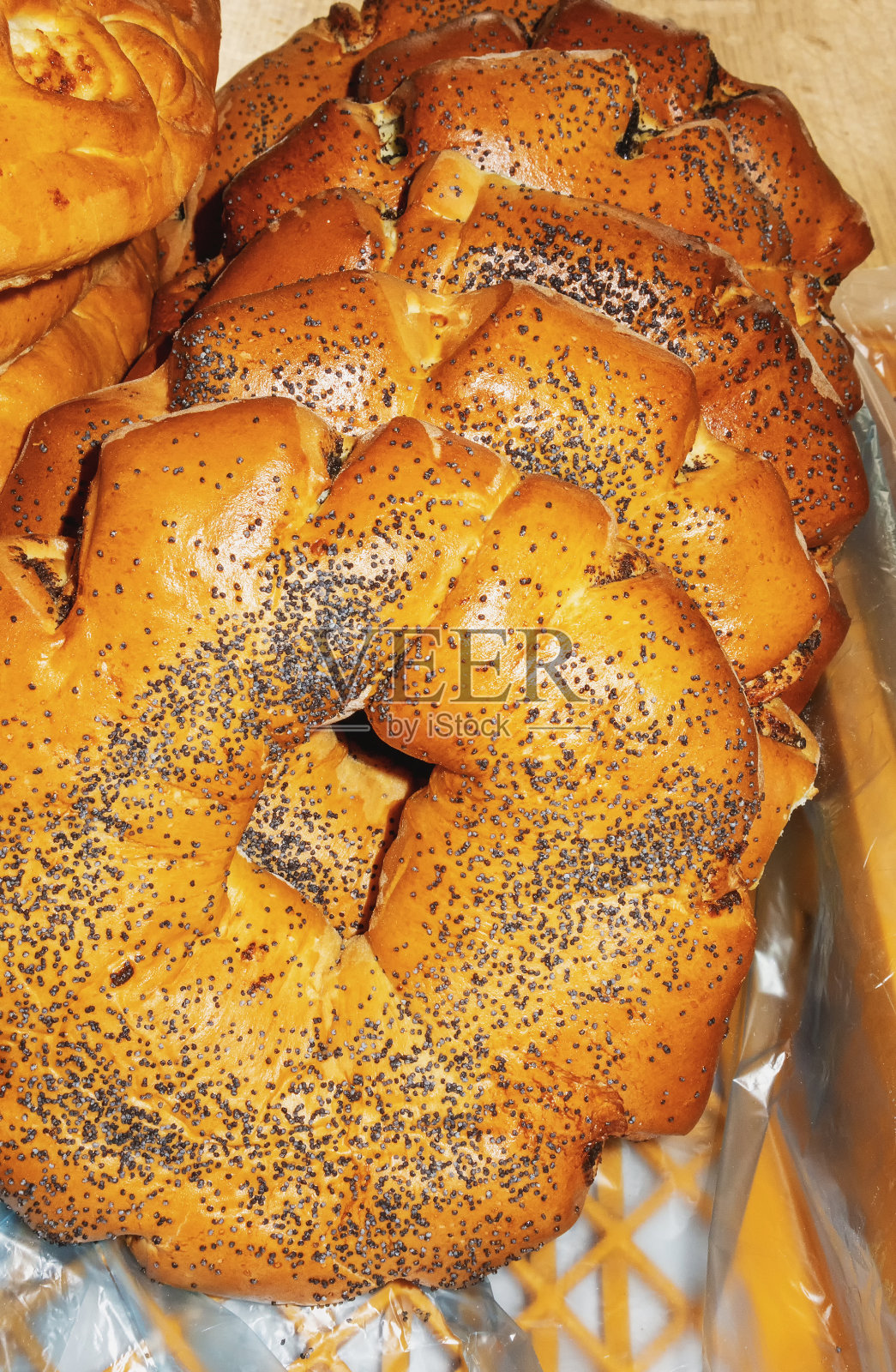 一排有洞的黄油卷照片摄影图片