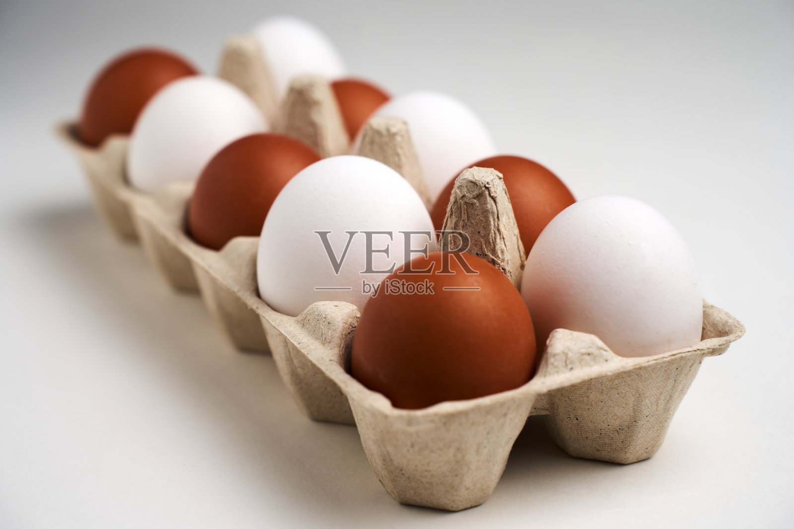 棕色和白色的鸡蛋在纸盒上，白色的有剪贴路径照片摄影图片