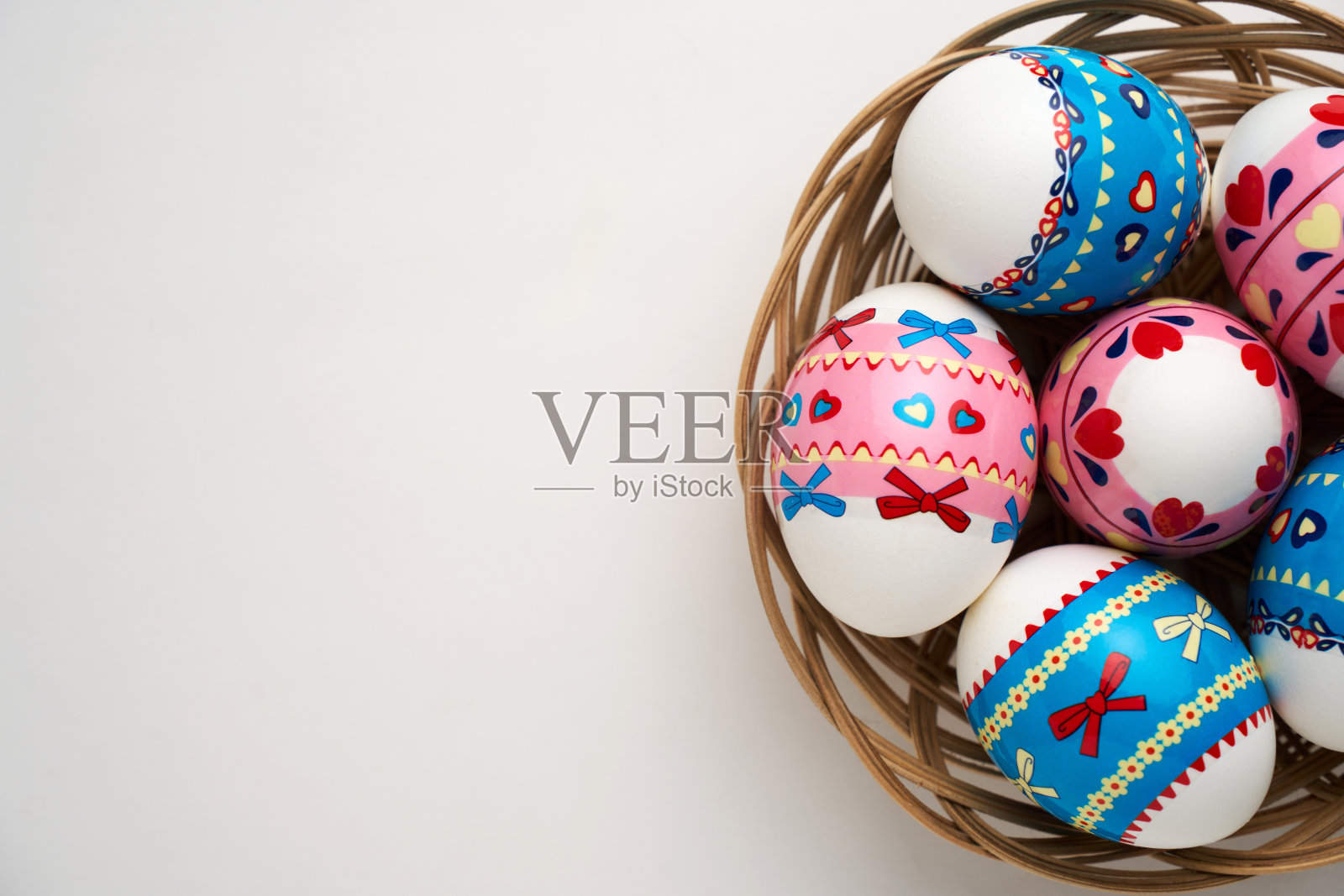 复活节篮子与复活节彩蛋在白色的背景照片摄影图片