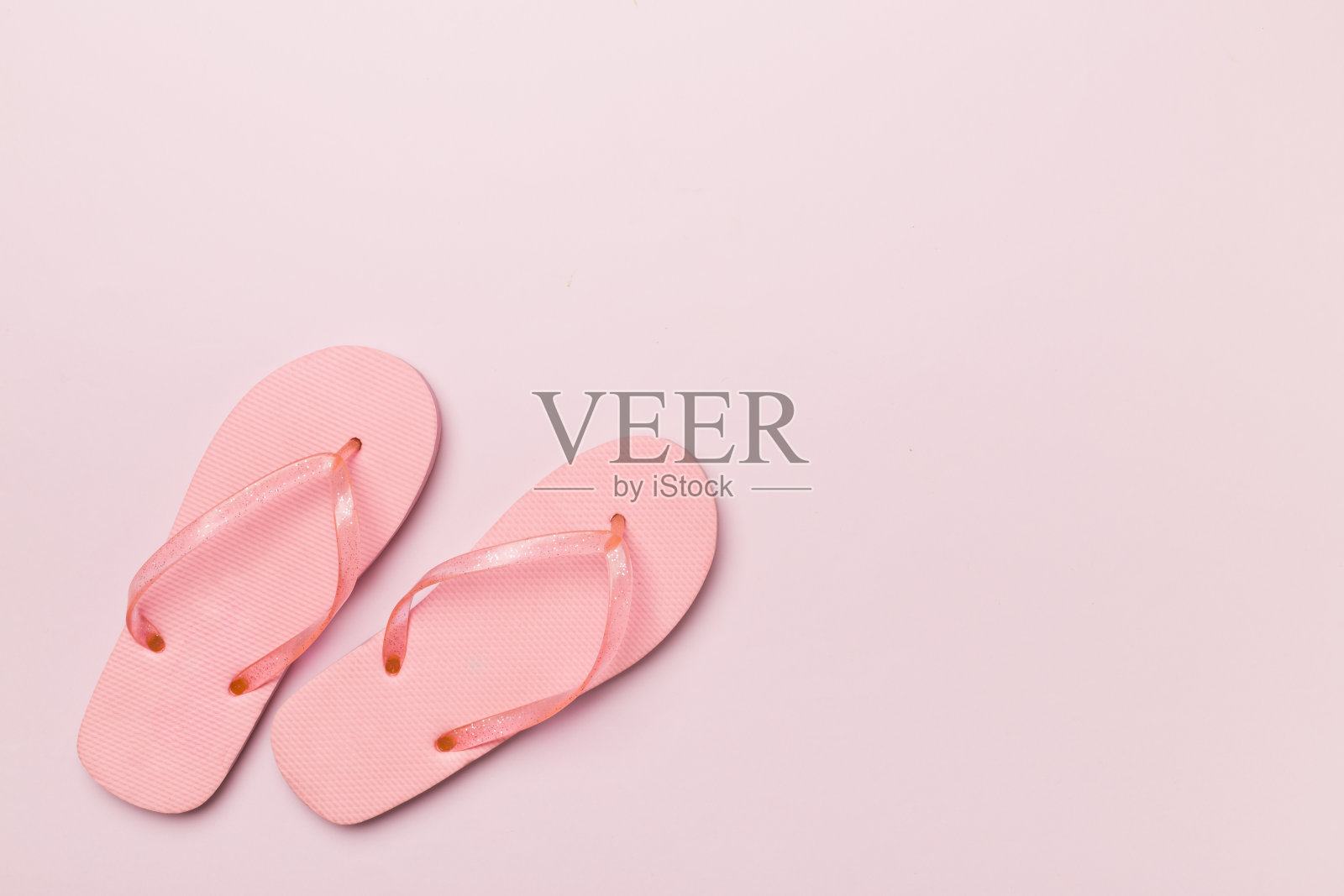 彩色背景亮人字拖，俯视图照片摄影图片