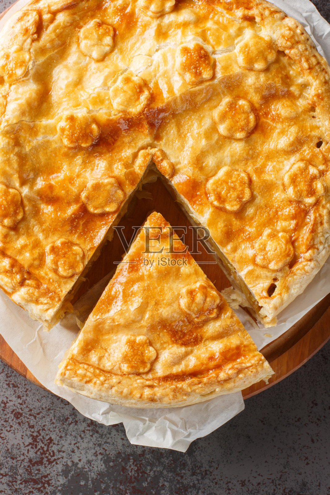 霍乱派是一种用土豆、蔬菜、水果和奶酪填充的糕点，起源于瑞士瓦莱地区的木板特写。垂直俯视图照片摄影图片