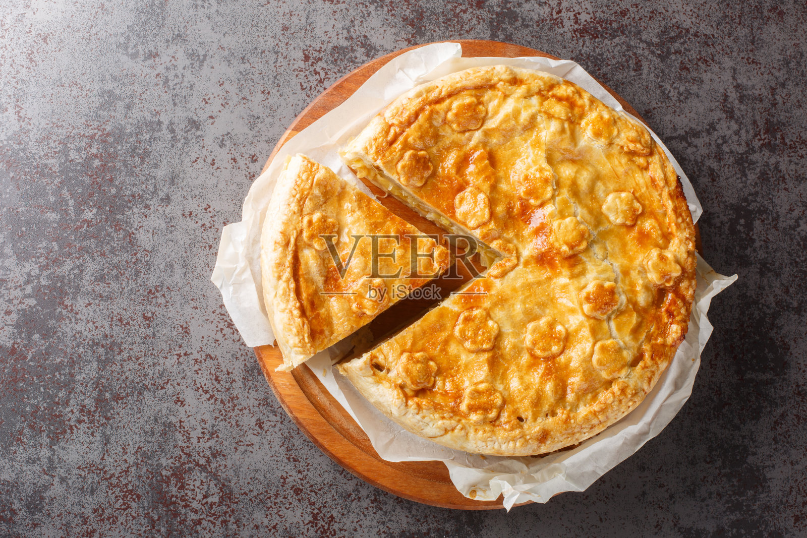 Сholera瑞士韭菜，土豆，苹果和奶酪派在木板上的桌子上的特写。水平俯视图照片摄影图片