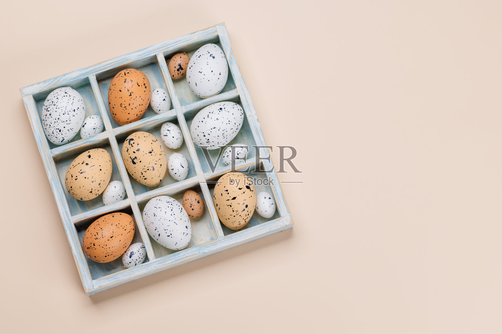 复活节的乐趣:五颜六色的彩蛋在节日的安排照片摄影图片