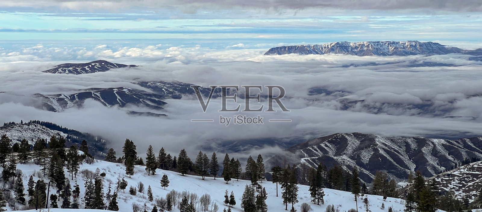 爱达荷州博伊西的博伊西山脉云层之上照片摄影图片