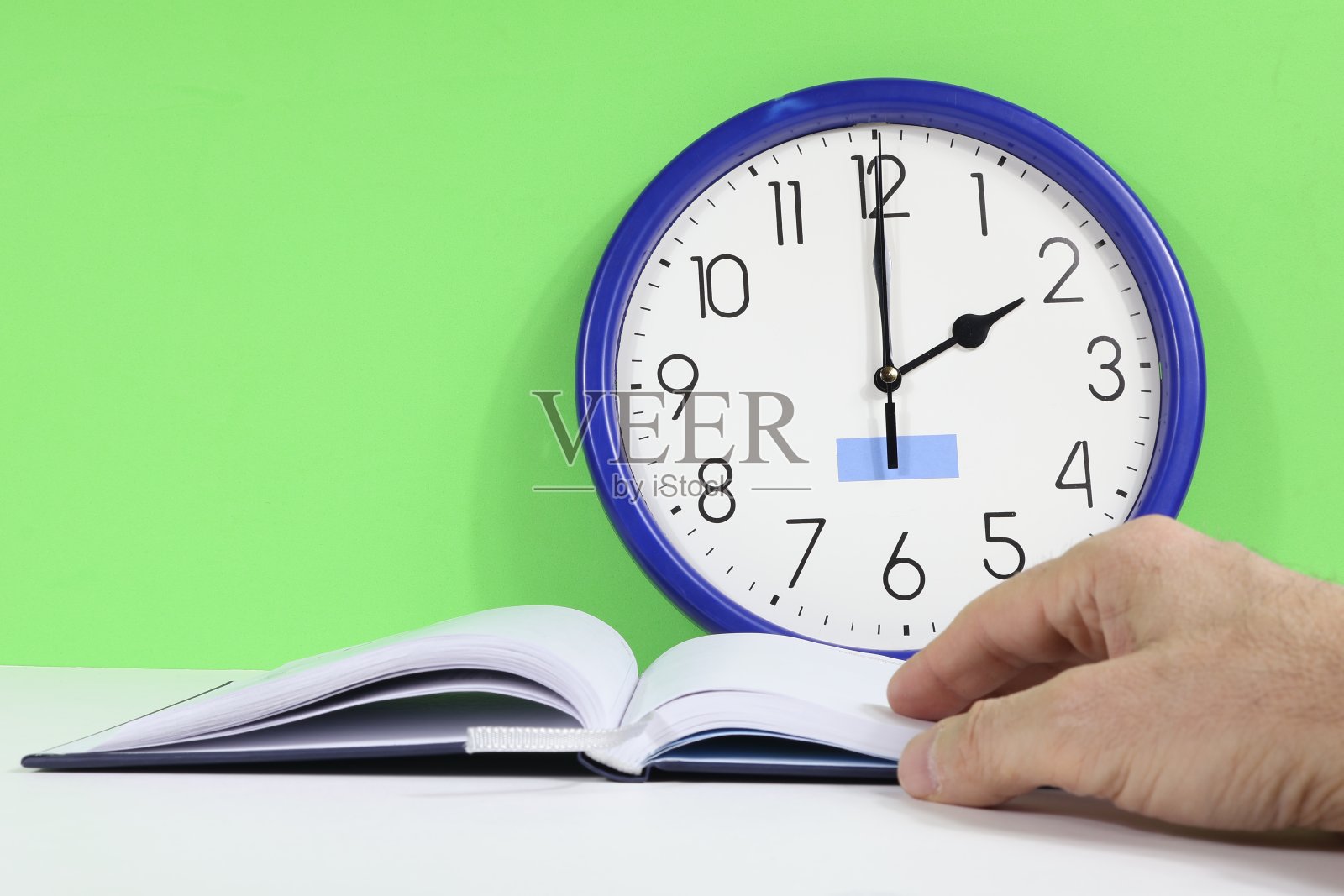 绿色背景的挂钟照片摄影图片