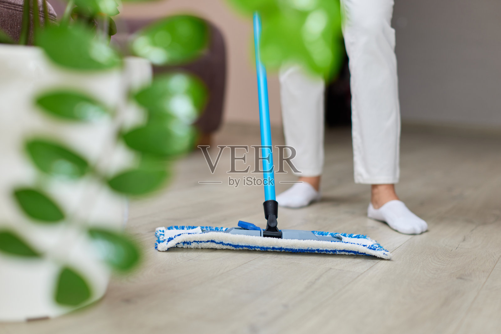 年轻女子在客厅拖地板照片摄影图片