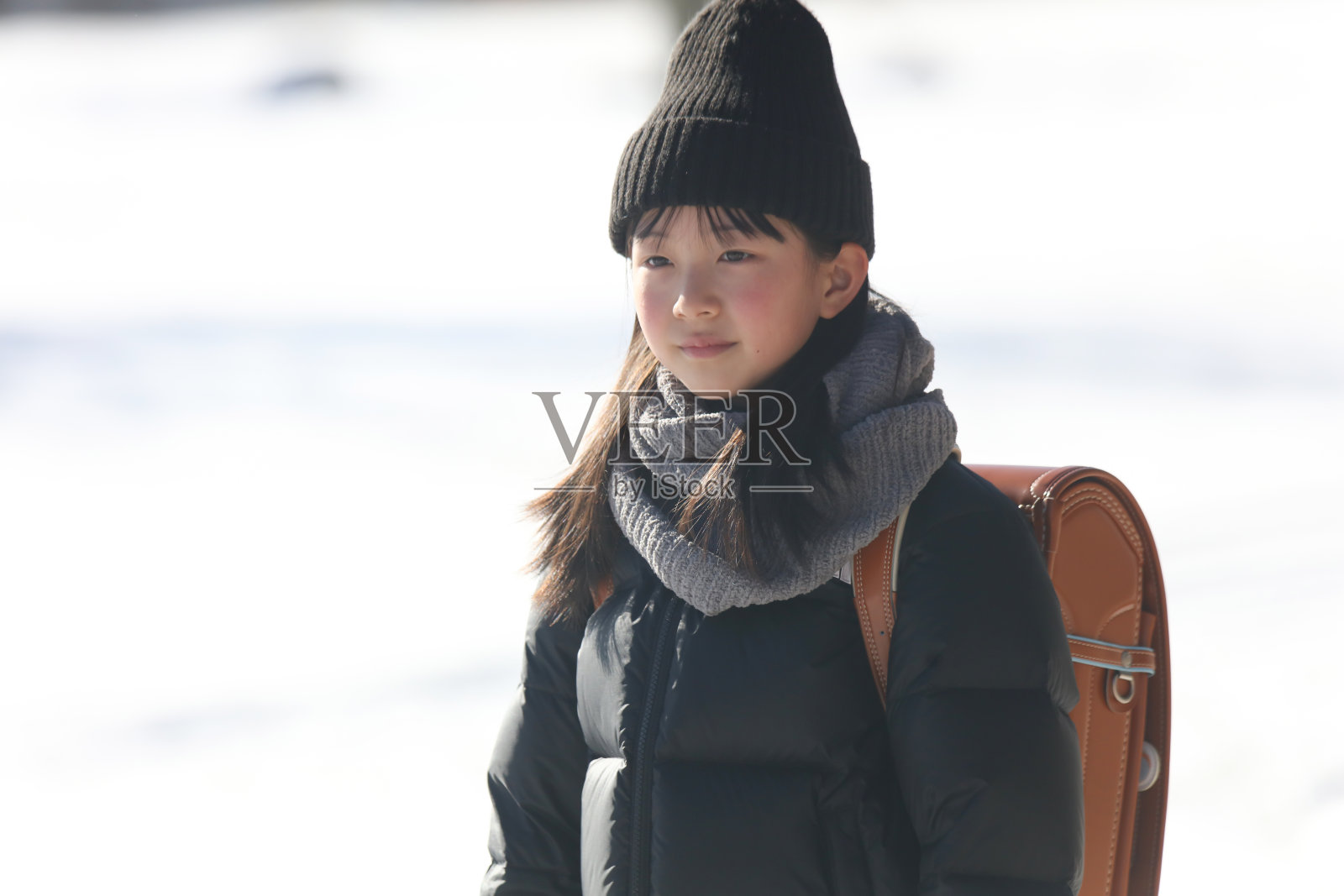 背着书包的女孩照片摄影图片