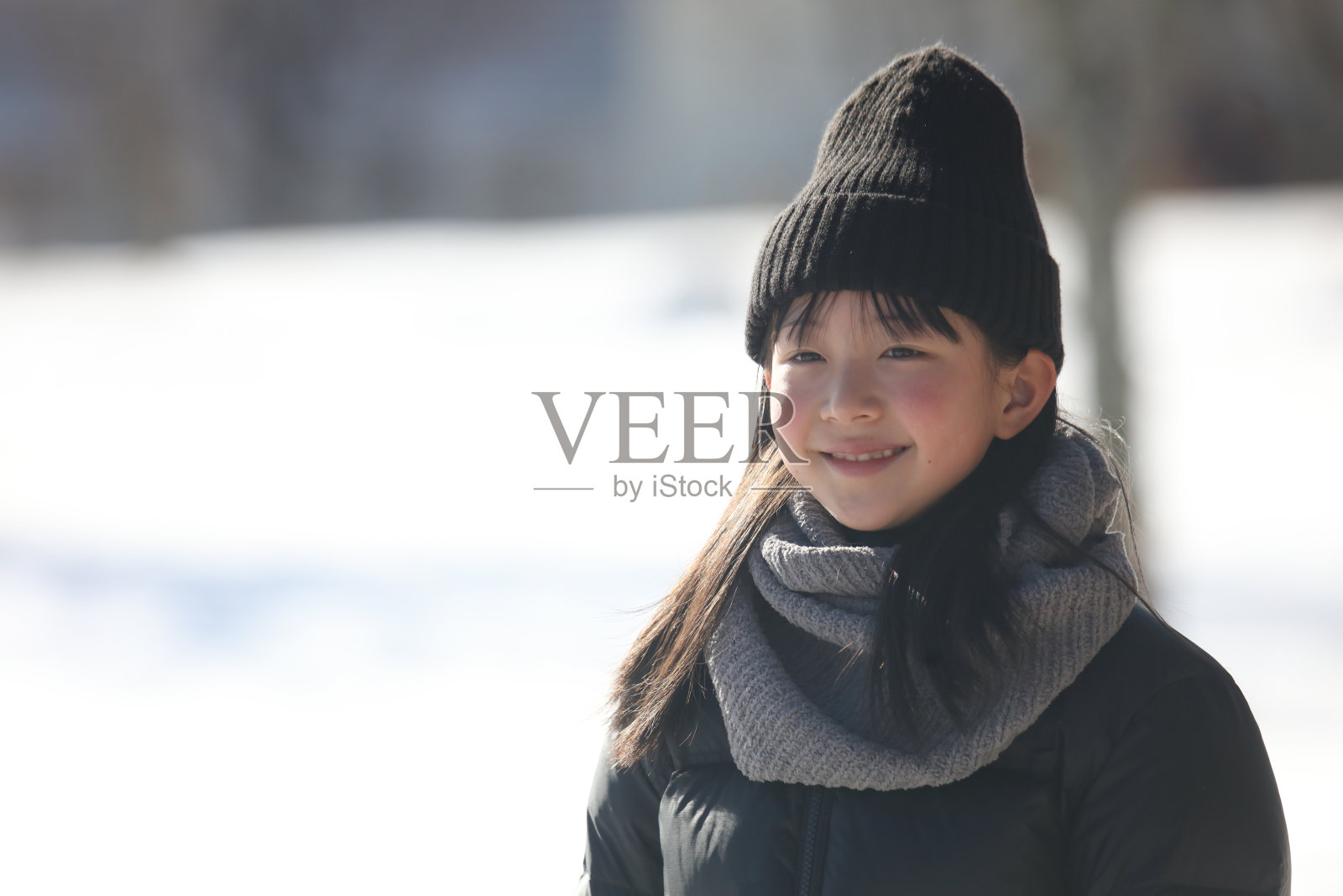 微笑的女孩照片摄影图片