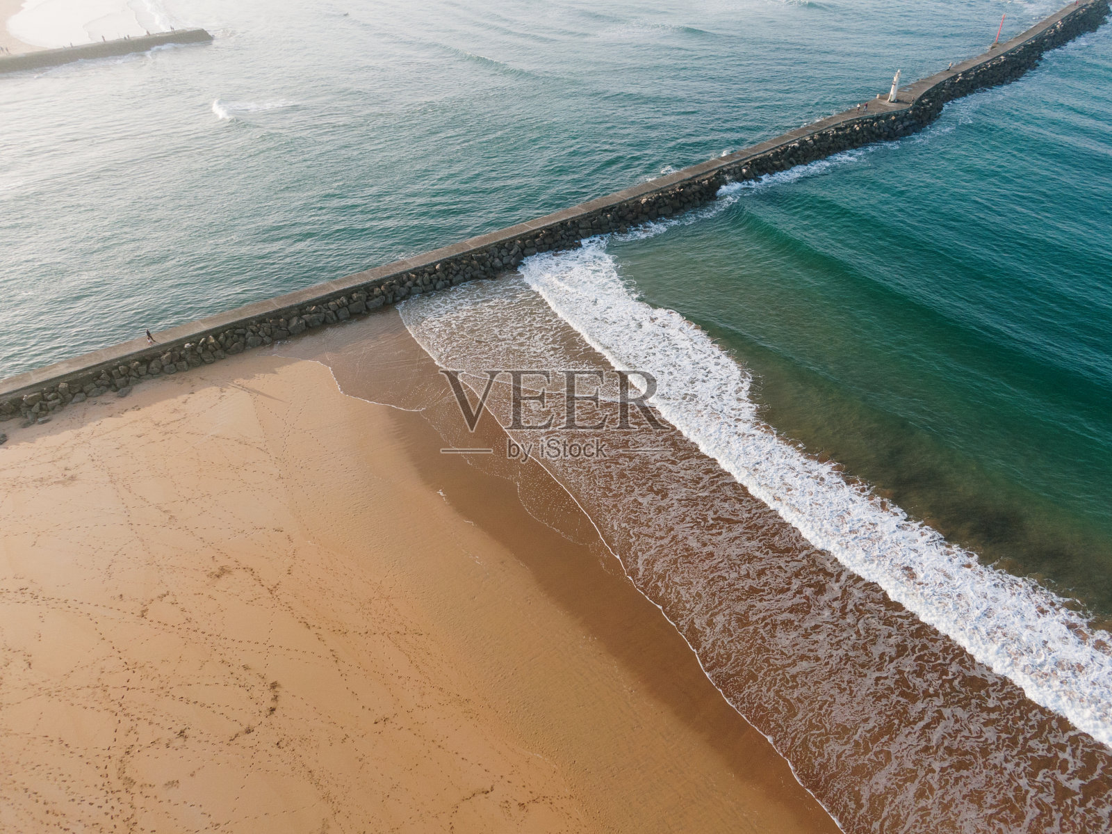 从上面看有码头的海滩照片摄影图片