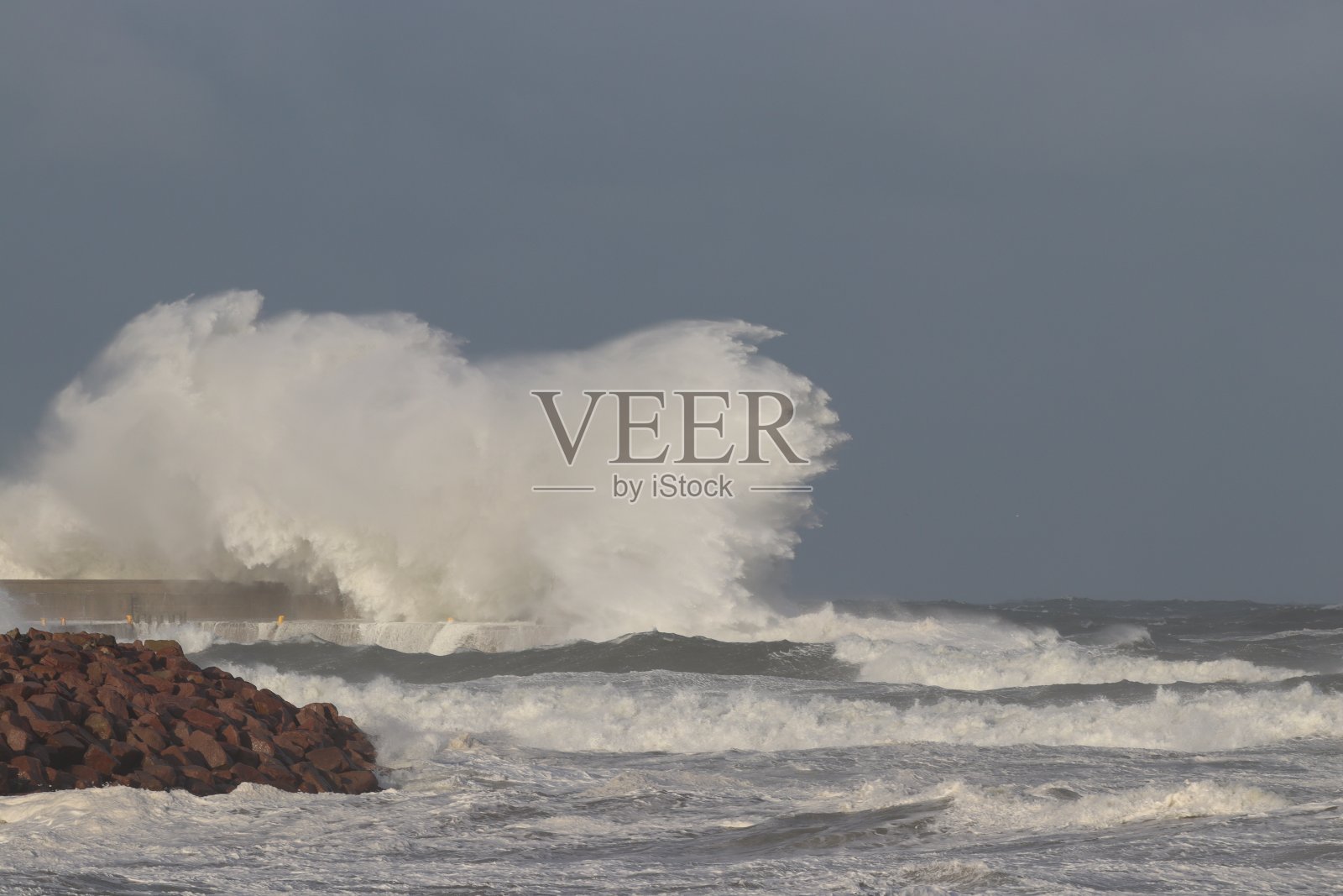 波涛汹涌的海面照片摄影图片